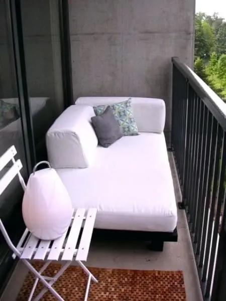 Chaise longue branca com almofadas em varanda (foto: Casa e Construção)