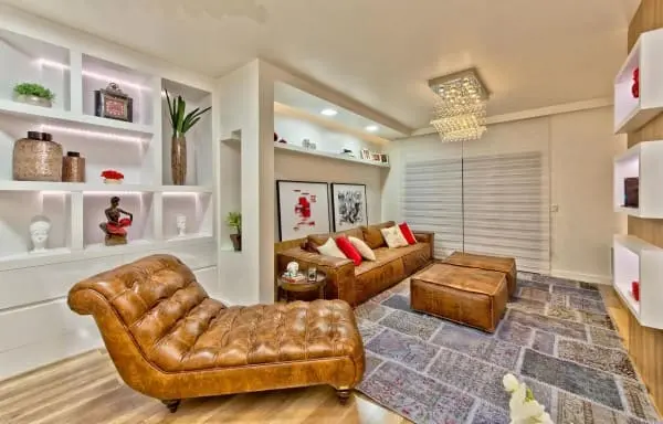 Chaise longue de couro em sala de estar (foto: Espaço do Traço Arquitetura)