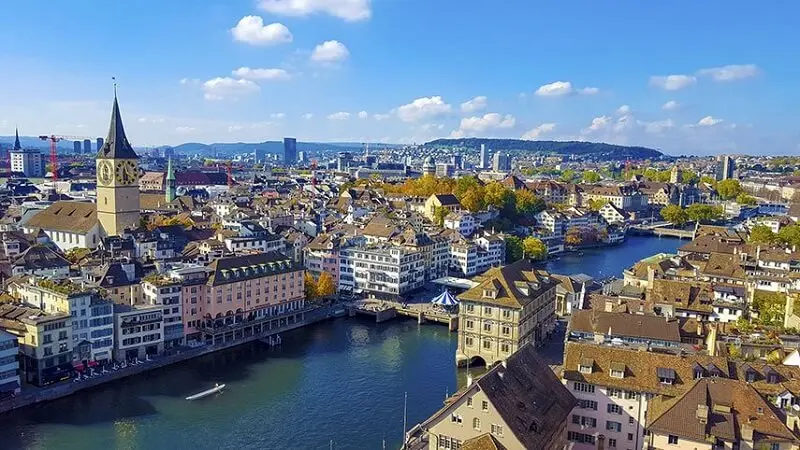 Cidade sustentável: o investimento em transporte público de qualidade na cidade de Zurique (Suíça) deixa as ruas com menos veículos poluidores. Fonte: Eu Ando Pelo Mundo