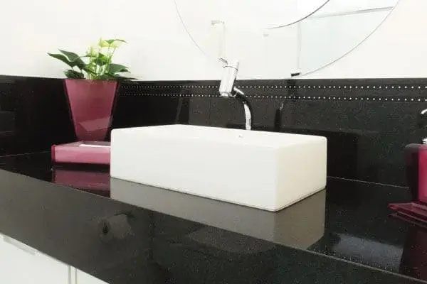 Granito Preto São Gabriel bancada de banheiro com cuba branca (foto: Pinterest)
