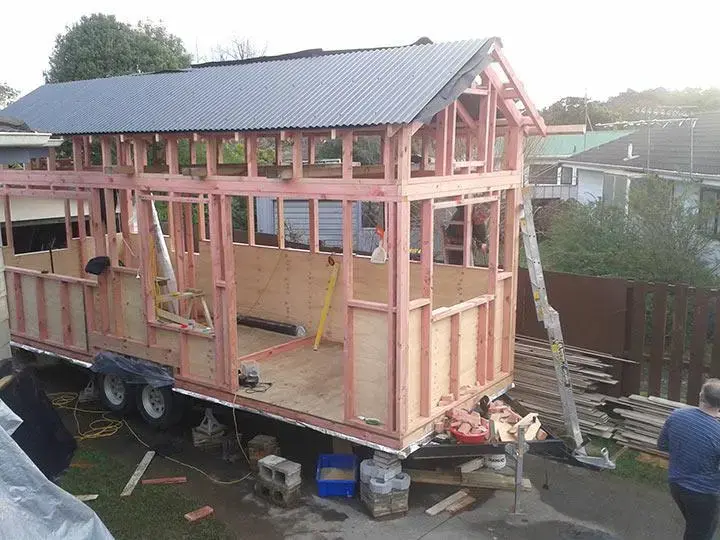 Mini casa construída com Wood Frame (foto: DIY House Building)