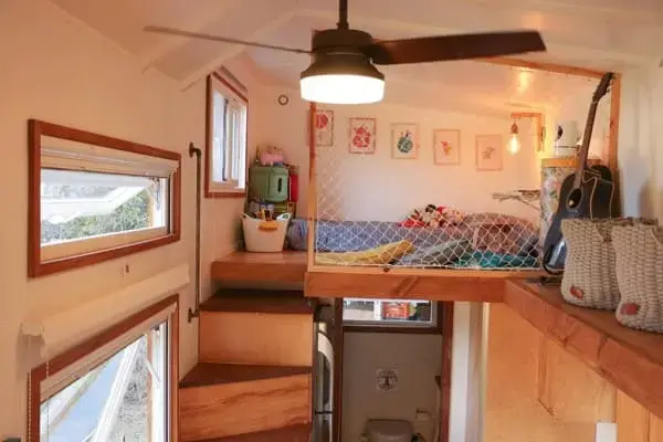 Mini casas cama suspensa com rede evita quedas (foto: Pés Descalços)
