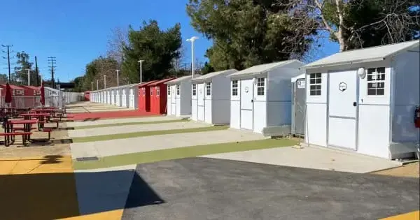 Mini casas construídas para abrigar pessoas em situação de rua nos EUA (foto: Razões Para Acreditar)