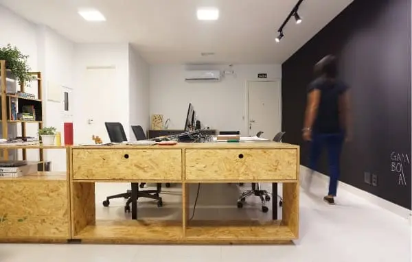 OSB: mesa com gavetas em escritório (foto: Estúdio Gamboa de Arquitetura)