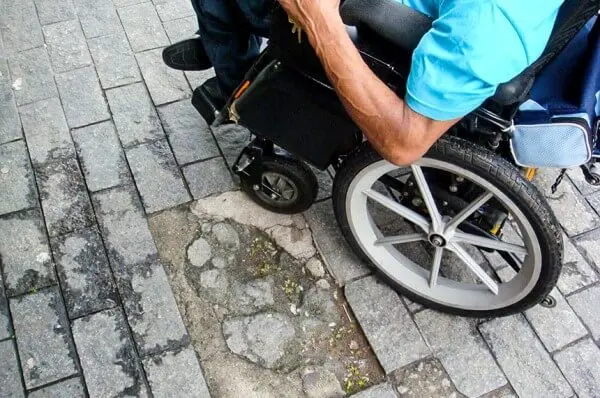 Pedra para calçada precisa estar em boas condições para evitar acidentes (foto: Site do Senado/Divulgação)