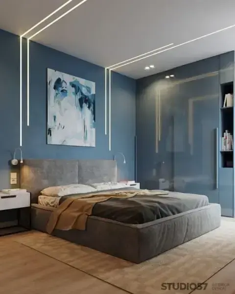 Perfil de LED em quarto de casal com decoração azul e cinza (foto: Pinterest)