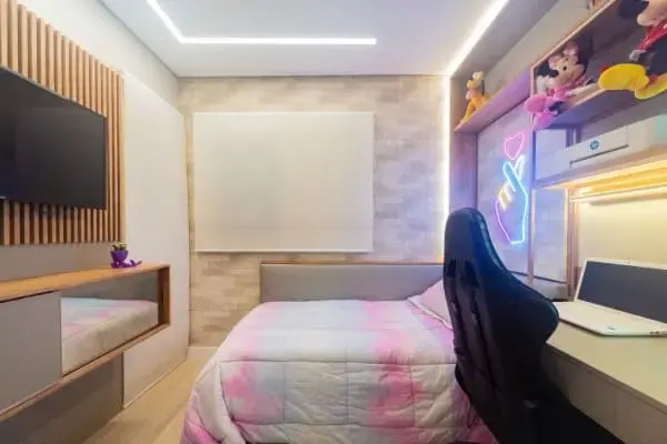 Sanca com LED em quarto de solteiro com iluminação neon (foto: Andrea Bento)
