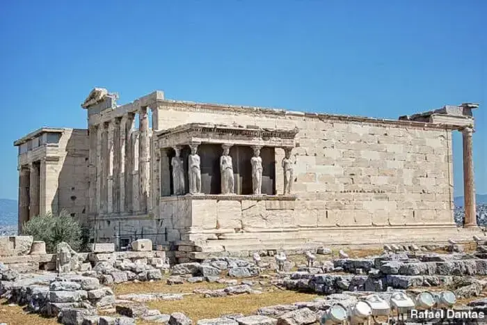 Templos gregos: o templo de Erectéion é famosos pelas estátuas que sustentam o balcão no lado sul, chamadas de cariátides. Foto: Rafael Dantas