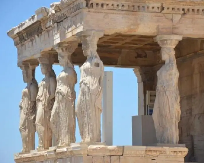 Templos gregos: templo de Erectéion e as cariátides. Foto: História da Arte