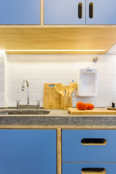 Torneira para cozinha com misturador e bancada de granito (foto: PAGAMA arquitetura + design-2)