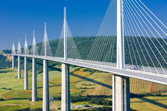 Viaduto de Millau: os viadutos são exemplos de elementos da paisagem cultural. Fonte: Mundo da Engenharia