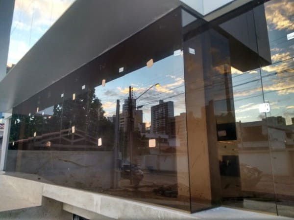 Vidro refletivo bronze em fachada comercial (foto: PS do Vidro)