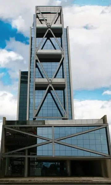 Vidro refletivo em fachada de edifício (foto: Sorttie Marketing & Conteúdo)