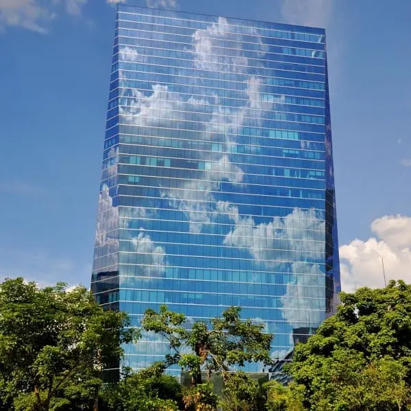 Vidro refletivo em prédio na Faria Lima - São Paulo (foto: Hersil Condomínios)
