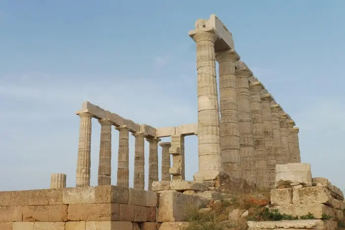 Templos gregos: o templo de Poseidon é cercado pelo mar por três lados. Foto: Receita de Viagem