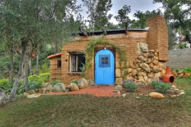 A casa de adobe é uma técnica de bioconstrução. Fonte: Small &amp; Tiny Home Ideas