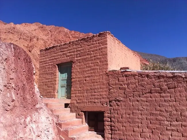 A casa de adobe é uma técnica que se utiliza de tijolos de adobe. Fonte: Entremundos