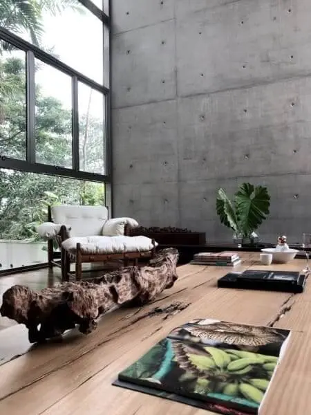 Ambiente com mesa de centro de madeira de demolição (foto: Be Ok Arquitetura | Design)