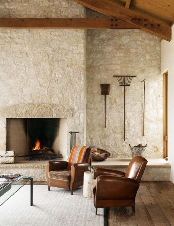 Ambiente interno revestido com pedra limestone. Fonte: Contemporist