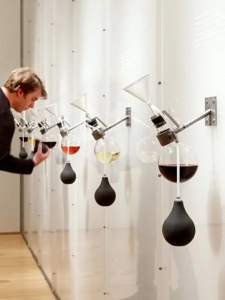 Arquitetura sensorial: exposição "Como o vinho se tornou moderno" Imagem: via Revista Metropolis /Foto: Matthew Millman