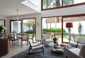 Arquitetura sensorial sala de estar e jantar integradas com iluminação zenital foto CSDA arquitetura + decoração