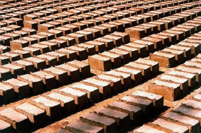 Casa de adobe: Processo de fabricação do tijolo de adobe. Fonte: Cidade de Pirenopolis