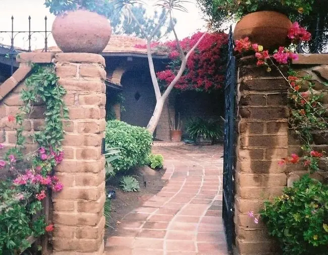 Casa de adobe: a terra para fazer o tijolo não pode ser nem argilosa nem arenosa demais. Fonte: Adobe Home Tour