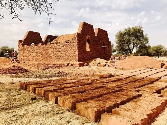 Casa de adobe: o tijolo de adobe é feito basicamente da mistura de terra crua, água e palha prensada em moldes e secada ao sol. Fonte: Inhabitat