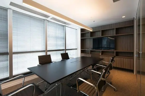 Cortina para escritório horizontal em sala de reunião (foto: Estudio Sespede Arquitectos)
