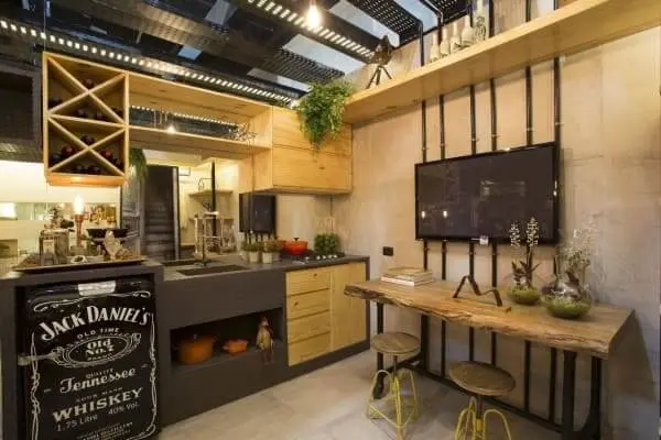 Cozinha com bancada de madeira de demolição e banquetas metálicas amarelas (foto: RBP Arquitetura e Interiores)