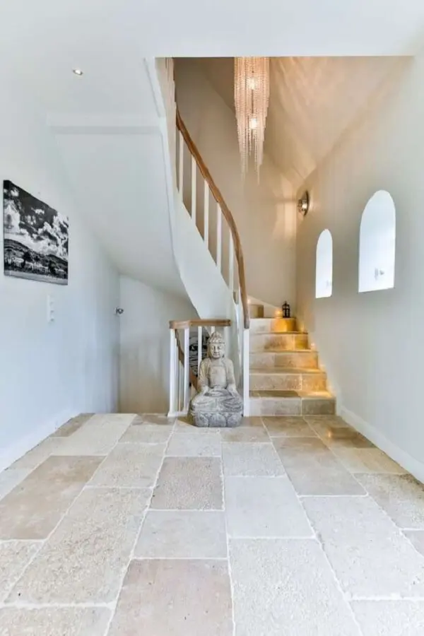 Limestone piso decora o ambiente interno da residência. Fonte: Mylin Interieurs