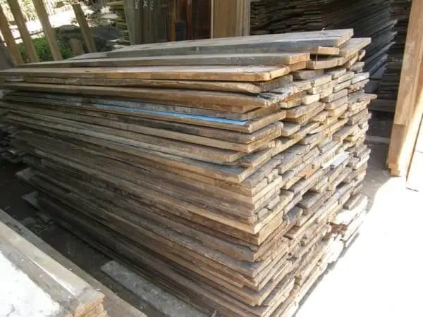 O que é Madeira de demolição: exemplos de tábuas em sua forma bruta (foto: Carpintaria Rezende)