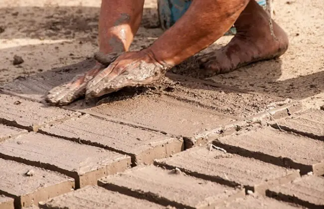 O tijolo de adobe é uma alternativa na construção e substitui o tijolo de cerâmica ou de concreto. Fonte: The Ofy