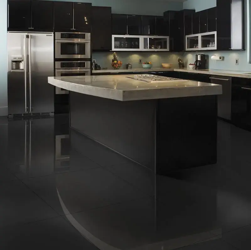 Porcelanato grande preto traz sofisticação para a cozinha. Fonte: Decor Fácil