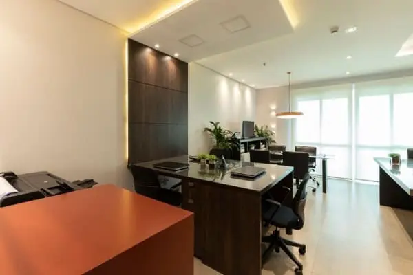 Sanca com LED em escritório (foto: LAM Arquitetura & Interiores)