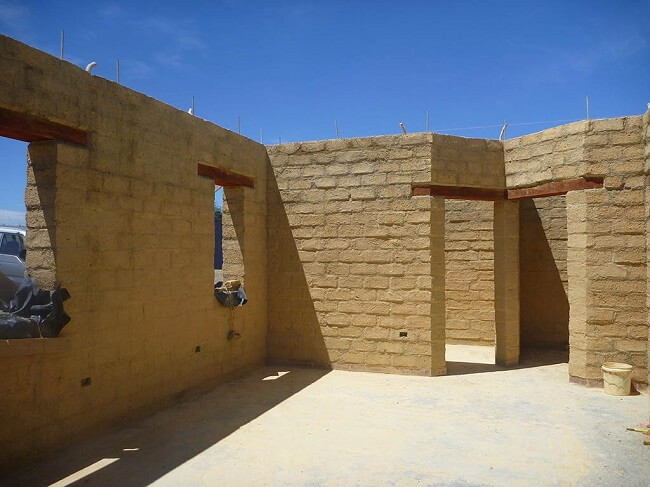 Processo de construção de uma casa de adobe. Fonte: Solid Earth Adobe Buildings