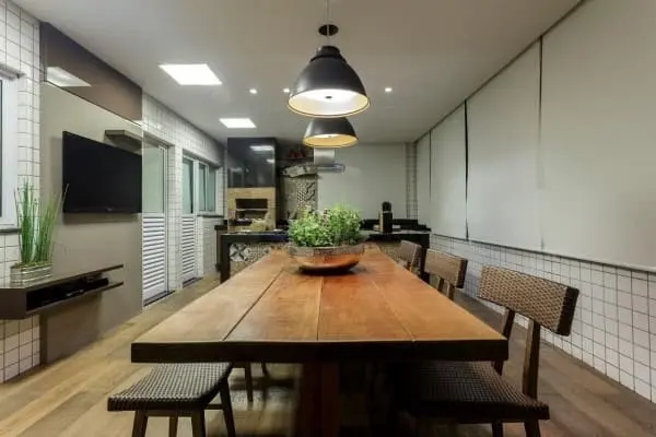 Área gourmet com mesa de madeira de demolição (foto: JANAINA NAVES Design & Arquitetura)