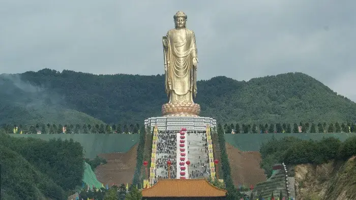 A maior estátua do mundo: o Buda do Templo da Primavera é a 2° maior estátua do mundo. Fonte: Fatos Desconhecidos