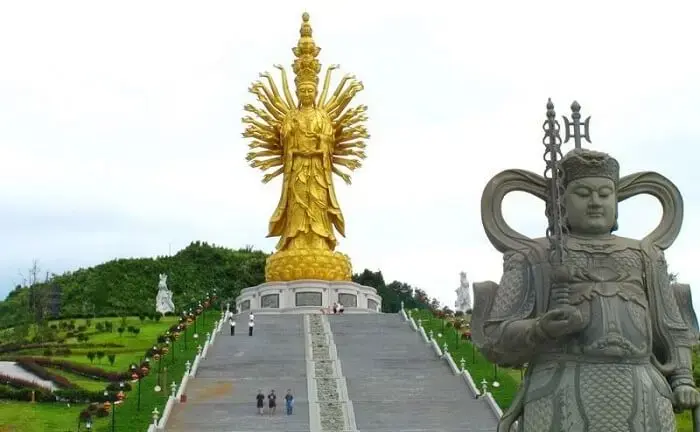 A maior estátua do mundo: a Guanyin de Mil Mãos e Mil Olhos é a 6° maior estátua do mundo. Fonte: O Verbo