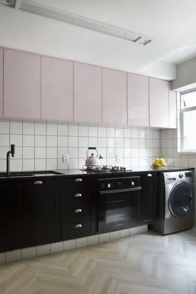 Bancada em marmoglass na cozinha com marcenaria preta e puxador tipo concha (foto: Decor Fácil)