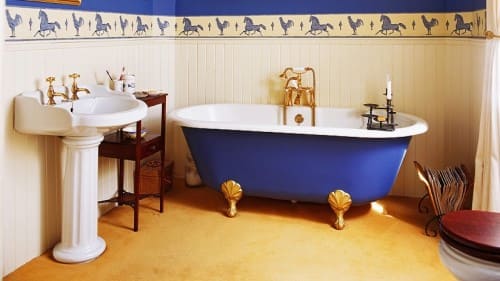 Banheira estilo vitoriano azul com detalhes dourados (foto: Banheira SPA)