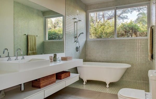Banheira estilo vitoriano em banheiro moderno (foto: Banheira SPA)