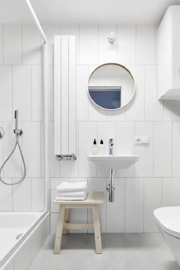 Banheiro com decoração clean e cuba suspensa branca. Fonte: HomeAdore