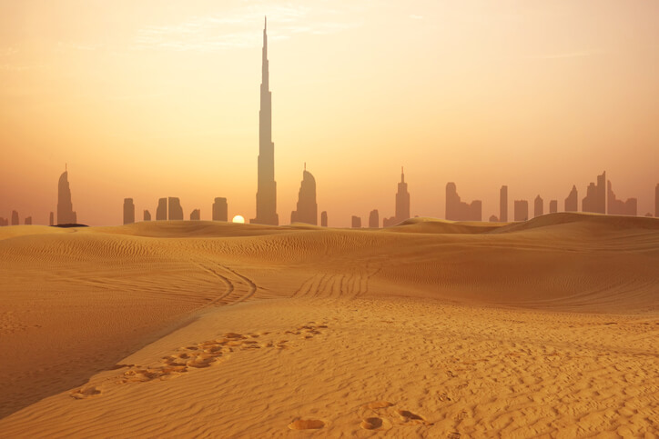 Burj Khalifa visto do deserto foto iStock