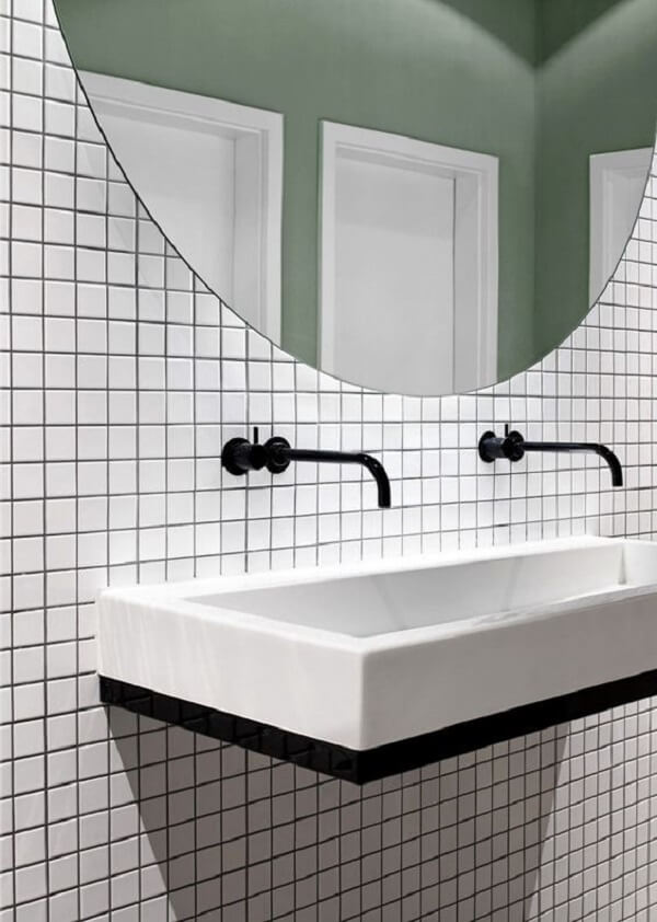 Cuba suspensa banheiro com torneiras pretas. Fonte: Design Milk