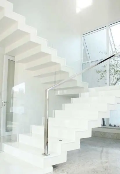 Escada de marmoglass branco (foto: Decor Fácil)