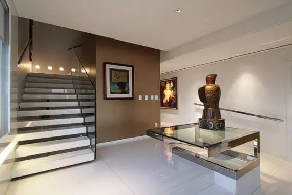 Escada em marmoglass com guarda-corpo de vidro (foto: Casa e Construção)
