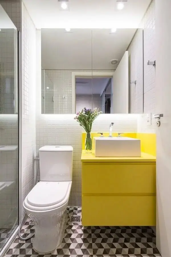 Gabinete suspenso com cuba branco e armário amarelo. Fonte: MdeMulher