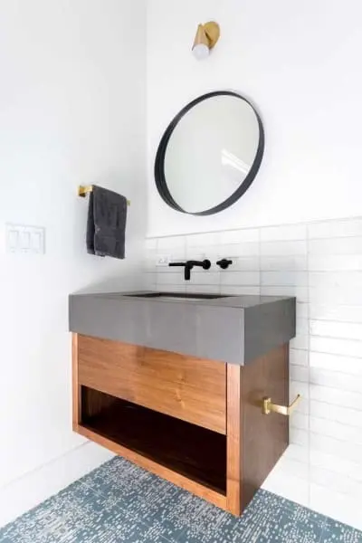 Marmoglass cinza em bancada de madeira no banheiro (foto: Decor Fácil)