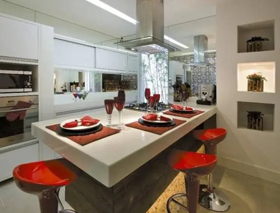 Marmoglass em ilha de cozinha com banquetas vermelhas (foto: Decor Fácil)
